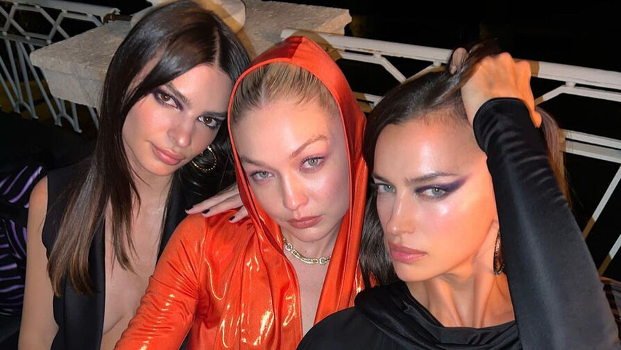 Эмили Ратаковски выложила фото с Ириной Шейк и Джиджи Хадид на вечеринке Versace
