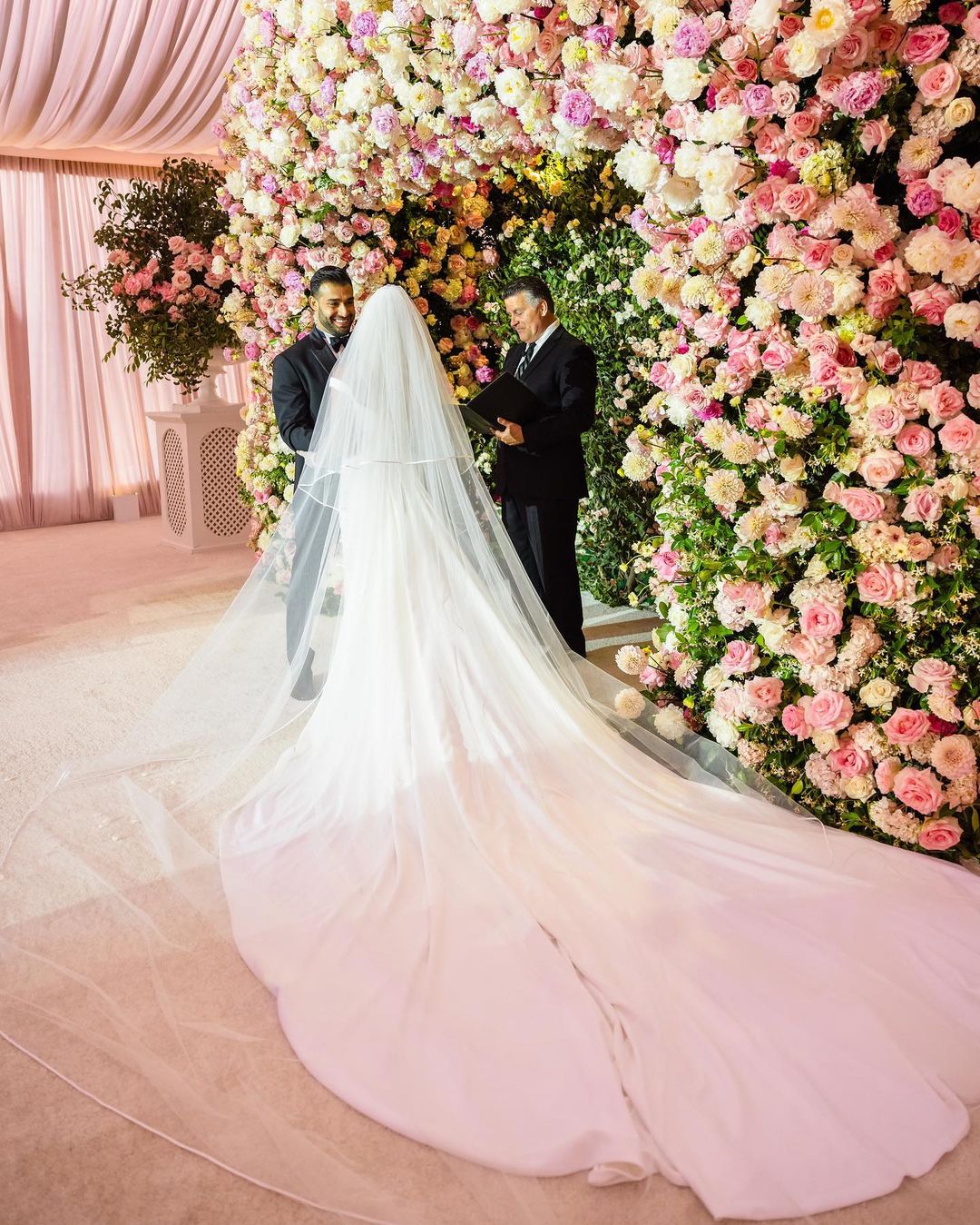Спирс, Кардашьян, Бекхэм: 5 самых красивых свадеб первой половины 2022 года