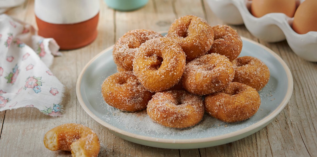 Пончики из детства с сахарной пудрой: как приготовить их дома за полчаса