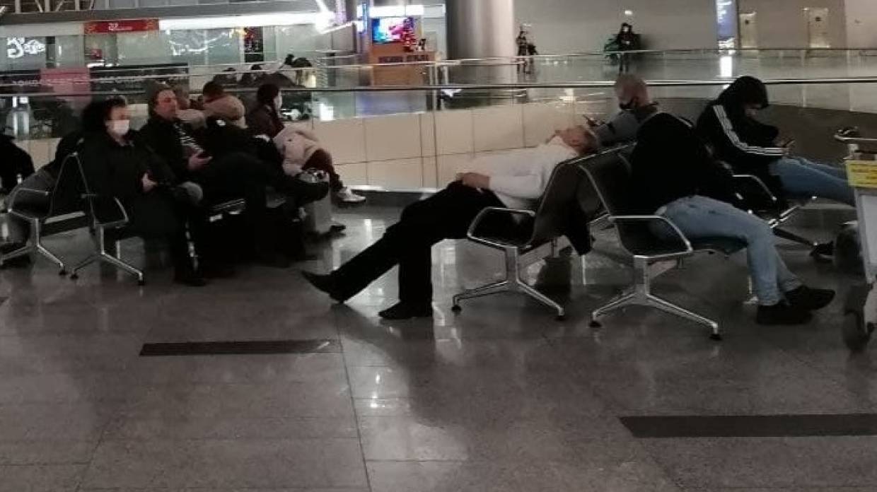 Пассажиры вынуждены спать на стульях из-за задержек рейсов в аэропорту Симферополя