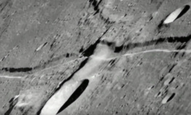 Астроном-любитель увидел над Луной движение объектов и снял их на видео