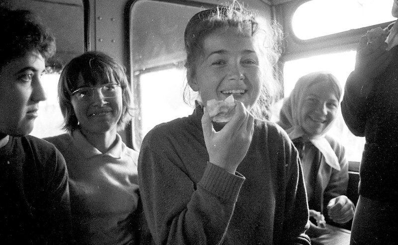 Студентки в автобусе
Всеволод Тарасевич, 1967 год, Волгоградская область, г. Волжский, МАММ/МДФ.