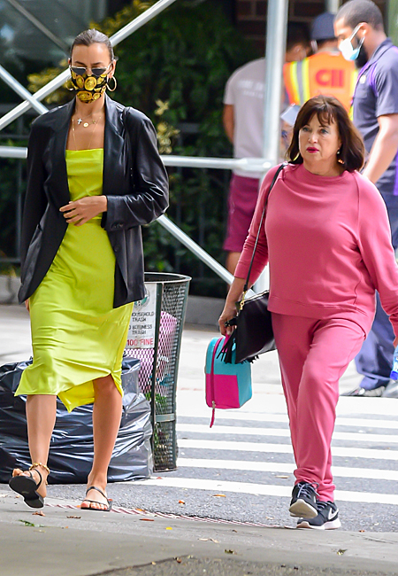 В оттенках лайма и лимона: как Ирина Шейк встретила из детского сада дочь Лею Мода,Стиль звезд