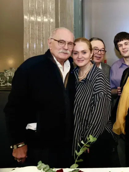 Появились редкие фото Никиты Михалкова с семьёй с премьеры первого спектакля Михаила Ефремова после выхода из колонии Михалкова, Михаил, Михалков, Татьяна, также, детьми, Никита, дочерью, свидетелей, Сергей, Пореченков, колонии, Надеждой, Ефремов, Анной, театре, показ, внуками, семья, присутствует