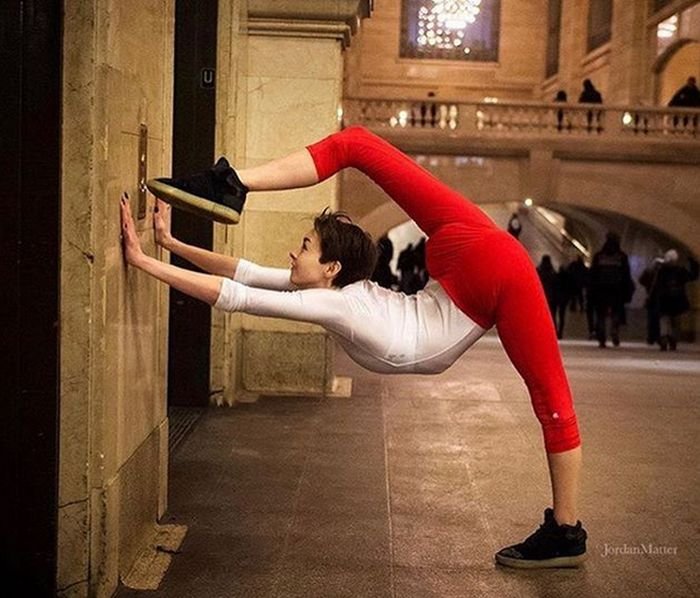 Гибкости этой девушки можно позавидовать