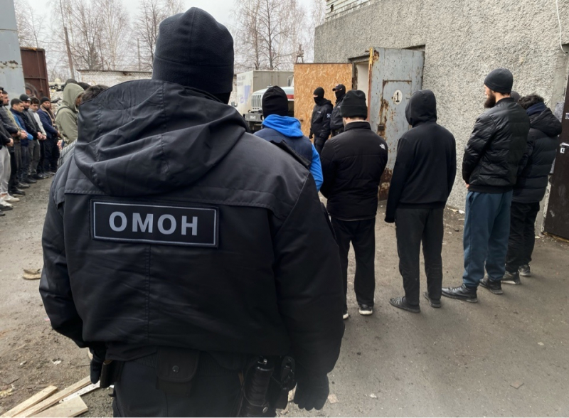 Челябинские силовики задержали 27 мигрантов и доставили в отдел полиции
