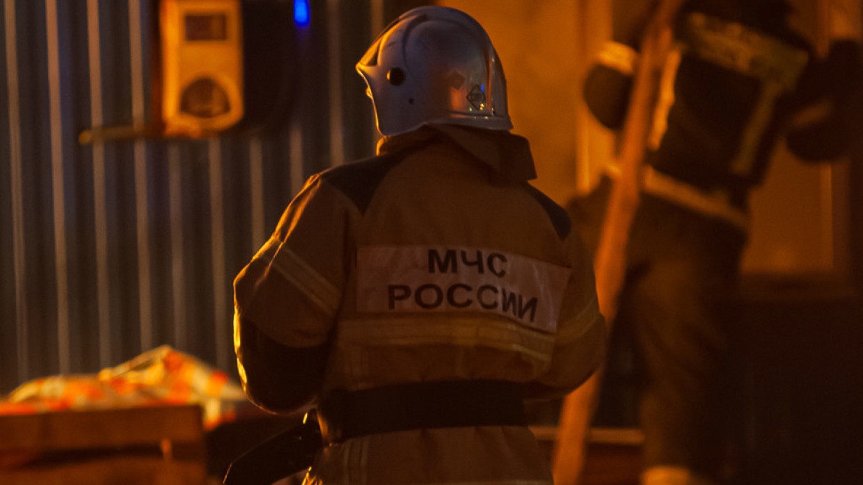 Пожар в салоне автомобиля Mercedes был потушен петербургскими спасателями