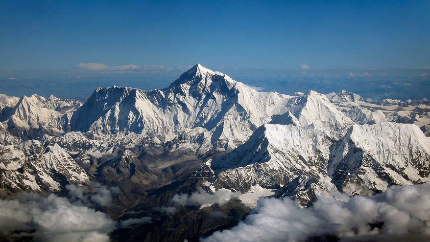 Несколько альпинистов сорвались в пропасть из-за очереди на Эверест