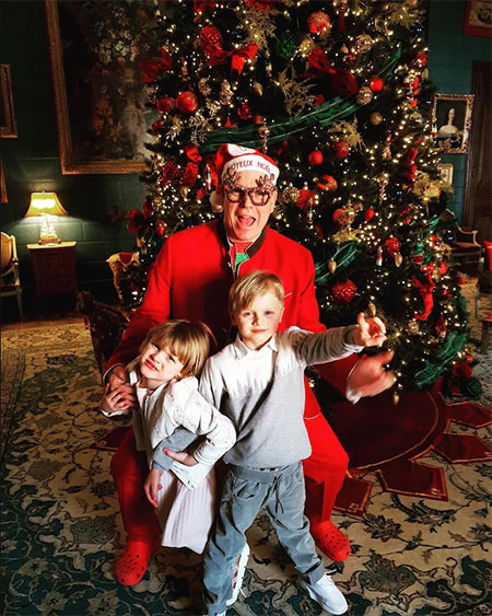 Князь Альбер в костюме Санты и елка мечты: княгиня Шарлен показала, как ее семья встретила Рождество Монархи,Новости монархов