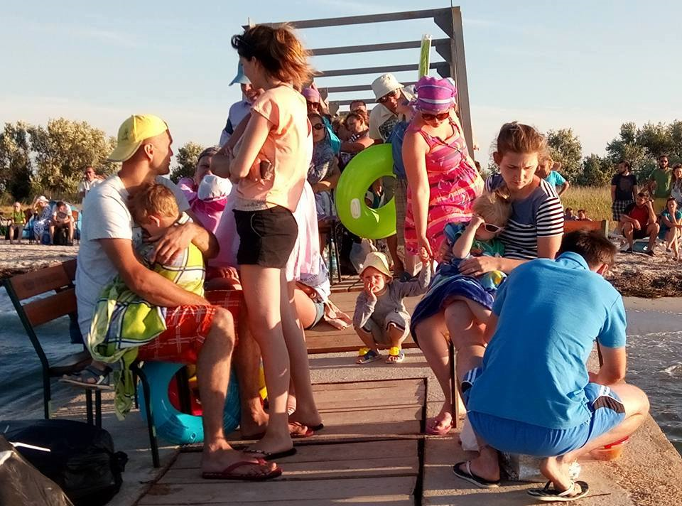 Три бутылки воды на всех: на необитаемом острове в Херсонской области застряли 300 украинских туристов