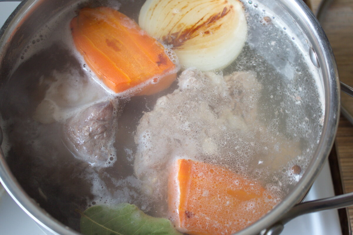Калмыцкий суп «Махан» бульон, овощи, картофель, блюдо, огонь, моркови, получается, очень, добавить, смешать, душистый, поджариваются, традиционный, мясом, целиком, разрезая, минимальном, дольки, варить, примерно
