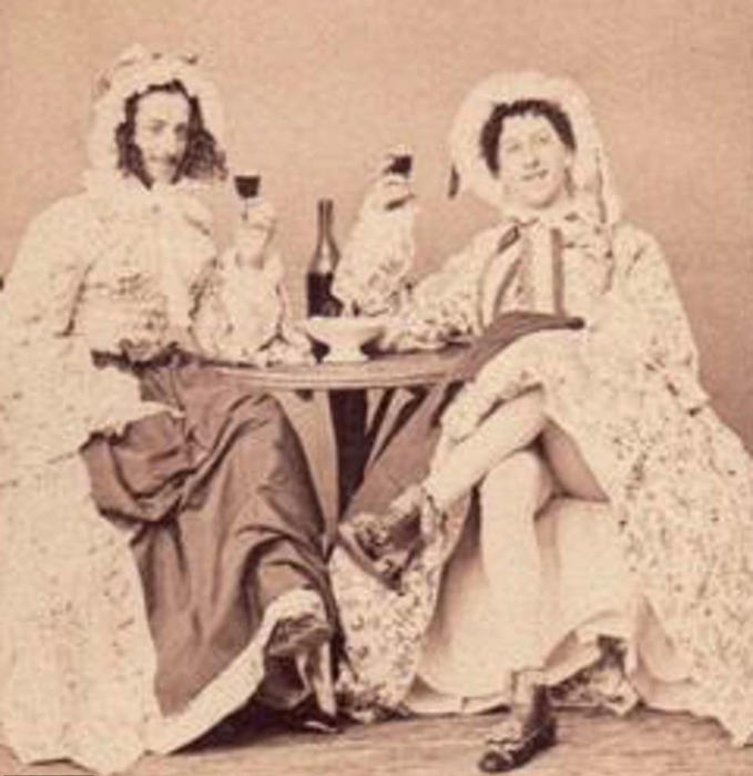 Два неизвестных мужчины в женских платьях. 1860-й год.