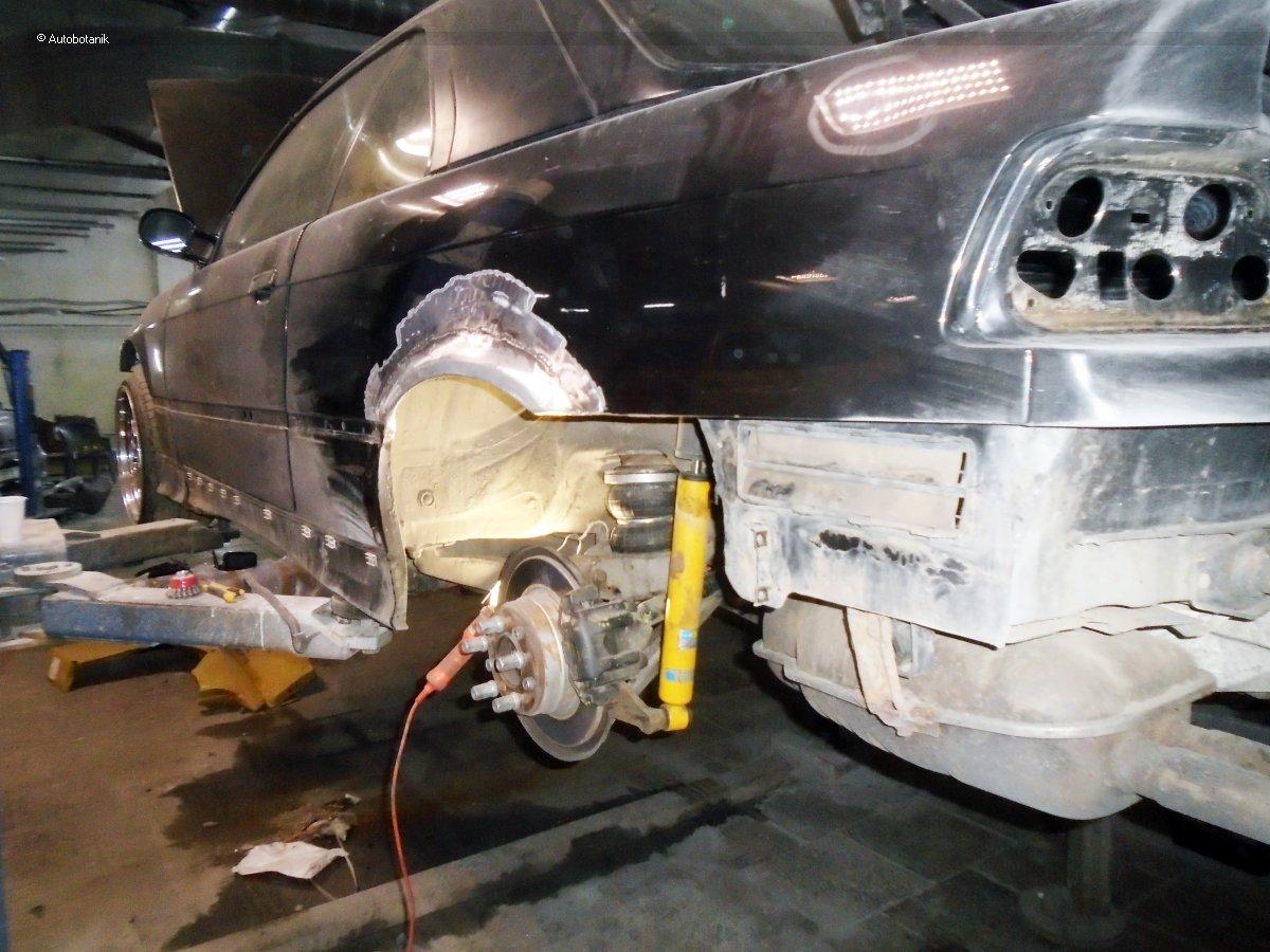 Свежий весенний цвет на старый кабриолет Свежий весенний цвет на старый кабриолет авто и мото