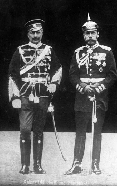 Два двоюродных брата по общей бабушке - английской королеве Виктории - германский кайзер Вильгельм II-й (слева) и русский царь Николвй II (справа)