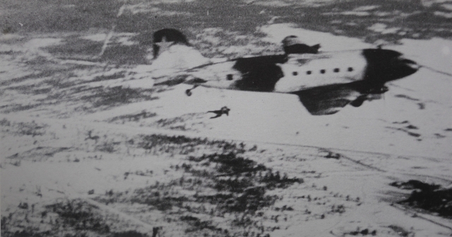 Советский разведчик десантируется из военно-транспортного самолета ПС-84