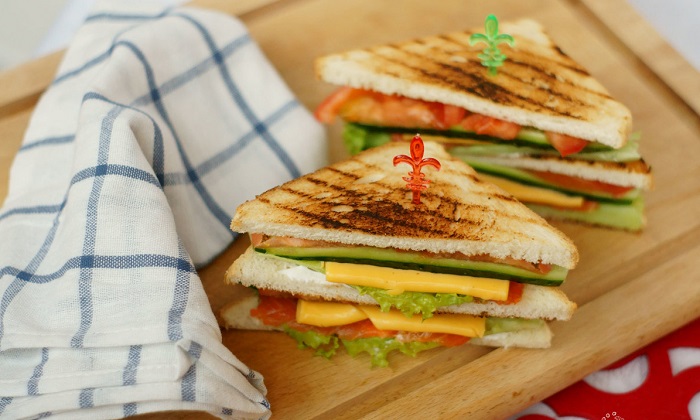Для сэндвичей выбирайте простые и полезные ингредиенты. / Фото: cookery-daily.ru