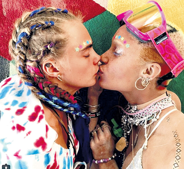 На фестивале Burning Man Кара целовалась уже с другой