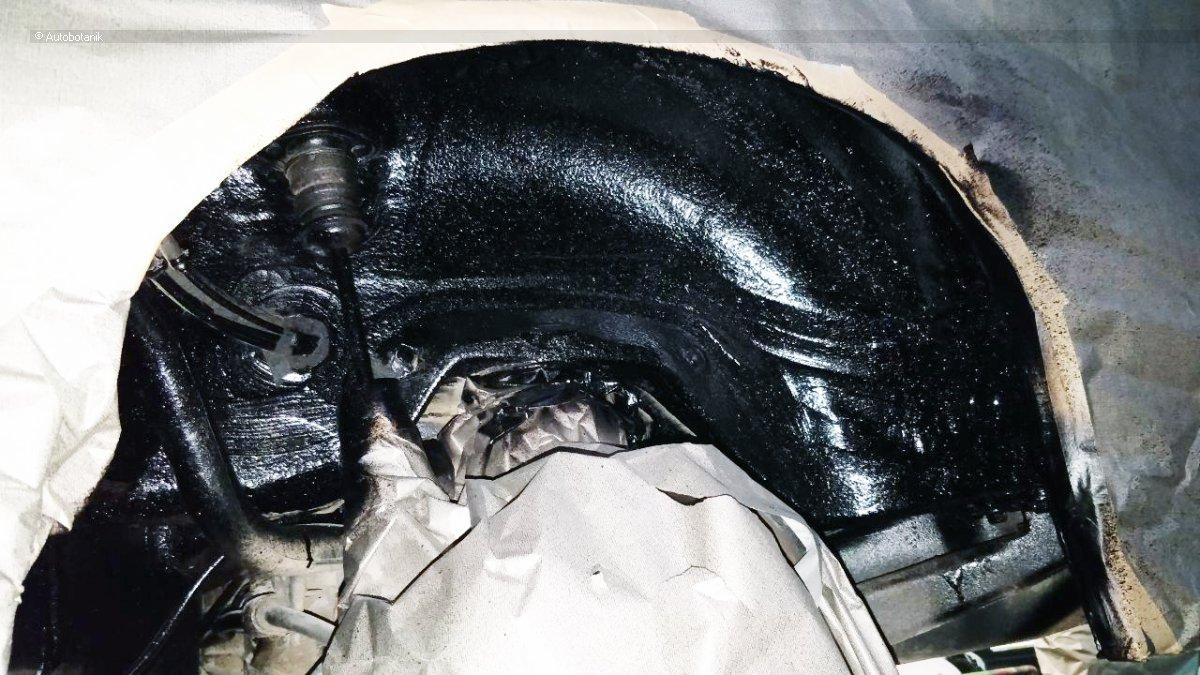 Свежий весенний цвет на старый кабриолет Свежий весенний цвет на старый кабриолет авто и мото