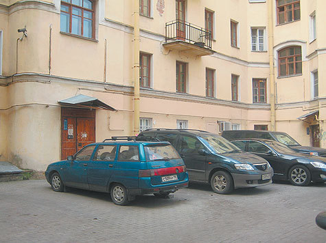 Так выглядит этот подъезд в наши дни. Автор фото: Ирина Боброва.
