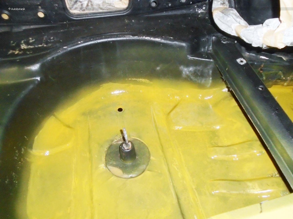 Свежий весенний цвет на старый кабриолет Свежий весенний цвет на старый кабриолет авто и мото