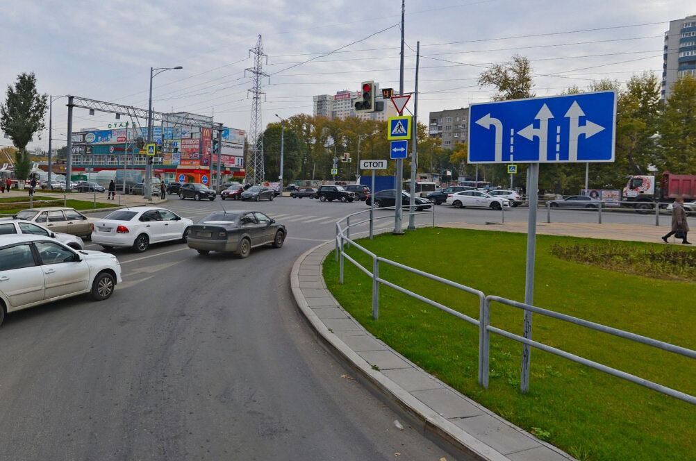 Перекресток налево. Перекресток с выделенной полосой. Поворот налево. Перекресток ГИБДД. Поворот налево фото.