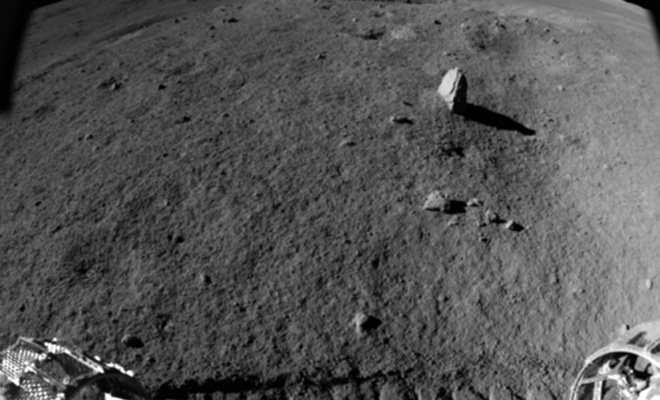 Китайский луноход нашел на обратной стороне Луны камень, похожий на столб