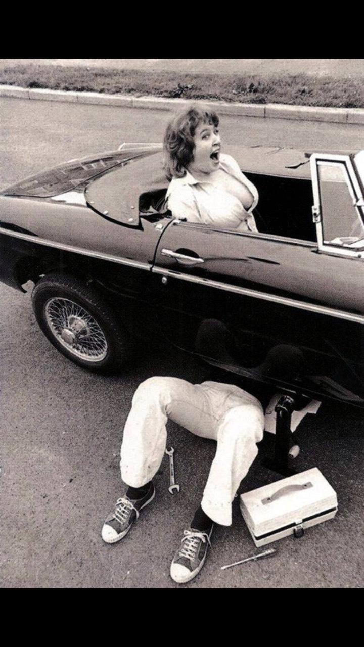 Две девушки пришли на экскурсию в музей