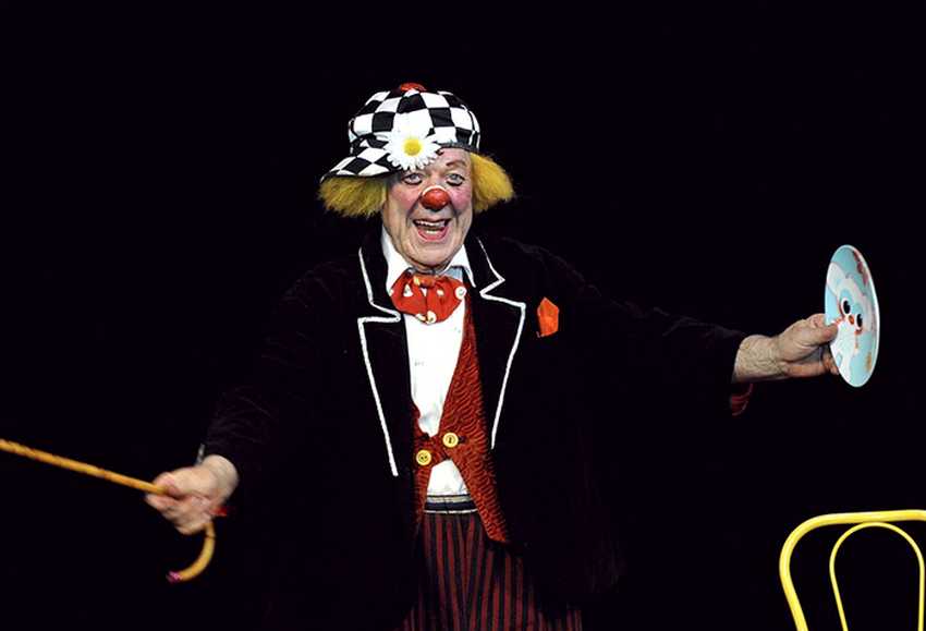 золотой клоун награда. награды кинофестивалей статуэтки. золотой клоун. золотой клоун монте карло. клоун бозо.