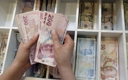 A money changer counts Turkish lira bills at an currency exchange office in central Istanbul, Turkey, August 21, 2015. Turkish consumer confidence fell to its lowest in more than six years in August, official data showed on Friday, bruised by political uncertainty, mounting militant violence in the southeast and the lira currency's tumble to a record low. REUTERS/Murad Sezer 