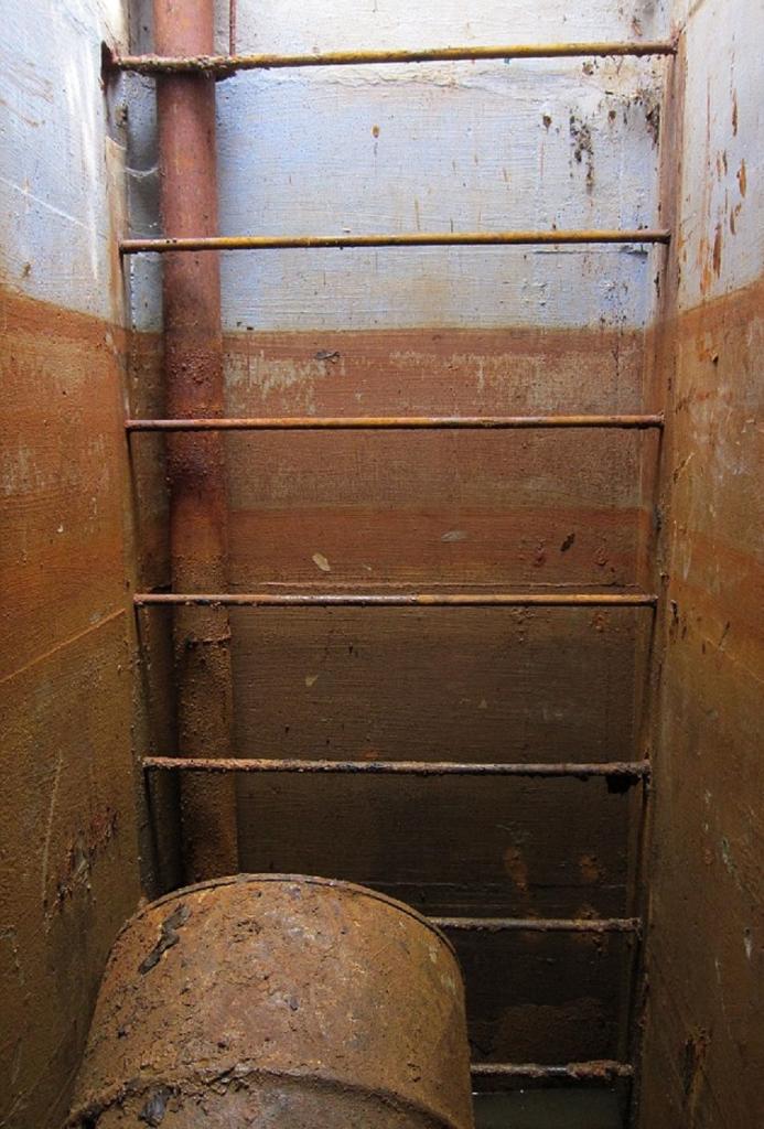 Супруги обнаружили в своем дворе тайник и вызвали спасателей Супруги обнаружили в своем дворе тайник и вызвали спасателей