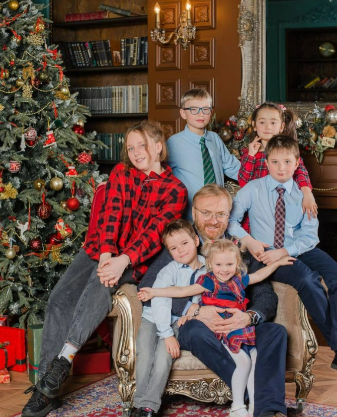 Из шестерых детей трое приемные: что известно о семье депутата Виталия Милонова, оскорбившего Викторию Боню Милонов, Милонова, детей, Виталия, Виталий, семье, депутат, после, активно, известно, депутата, шестерых, СанктПетербурга, уходит, человек, тесть, Именно, супруги, женой, ребенок