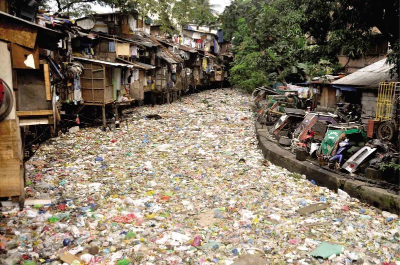 А вот и местные трущобы и знаменитая река Пасиг, называемая мертвой из-за количества мусора, собравшегося в ее водах грязь, изнанка, курорты, нищета, путешествия, трущобы
