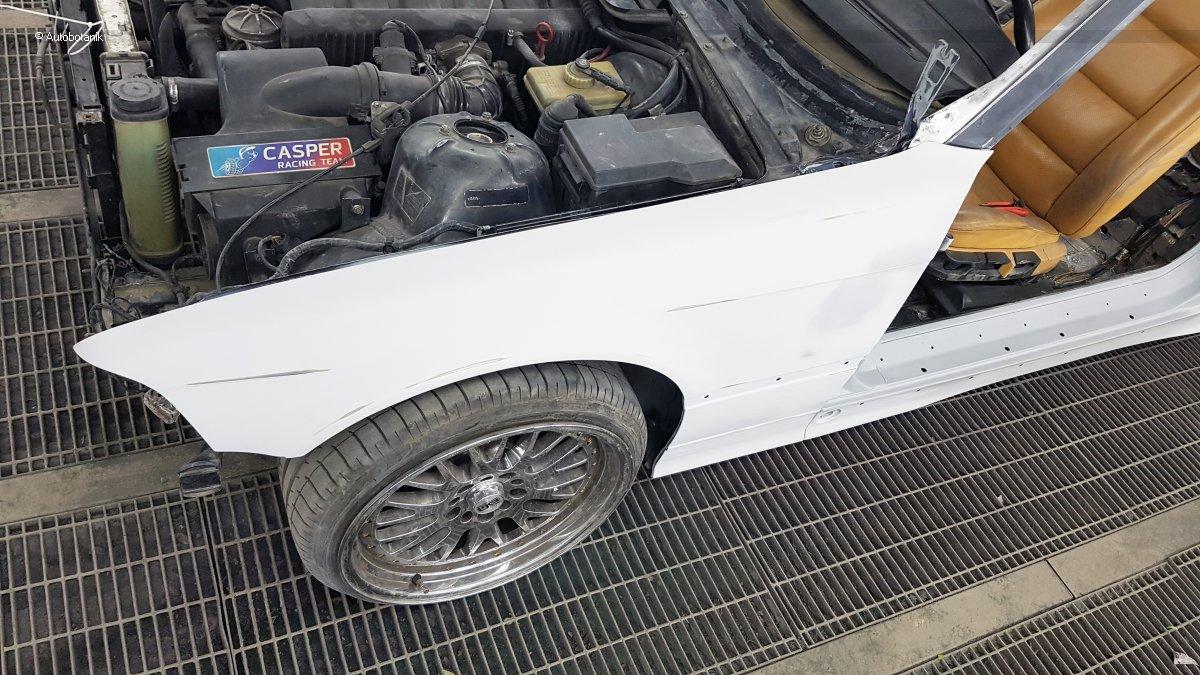 Свежий весенний цвет на старый кабриолет Свежий весенний цвет на старый кабриолет авто и мото