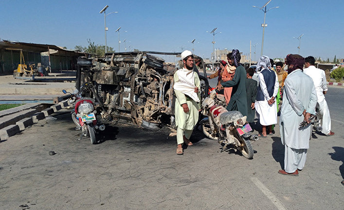 Афганцы возле сгоревшего автомобиля в городе Фарах, Афганистан