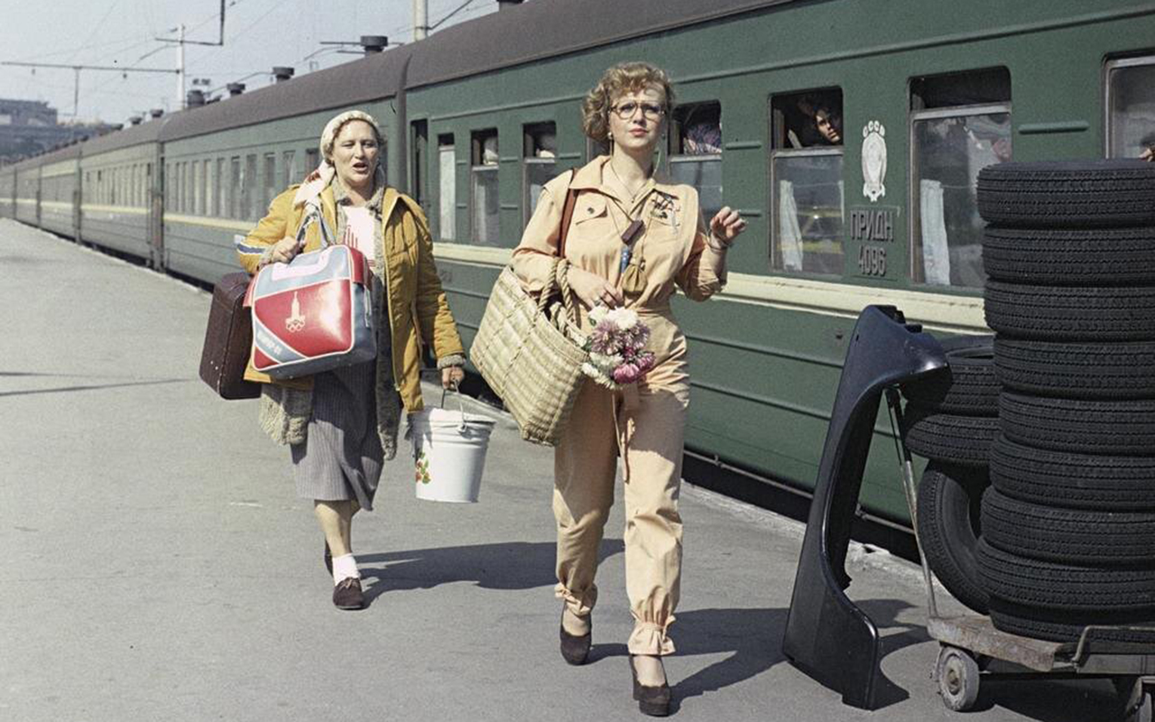 Тетя родственница. Мордюкова родня. Тетка с сумками.