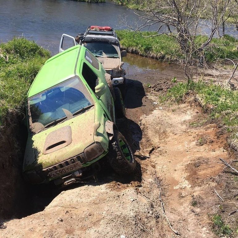 Хороший джип застрянет там, куда не каждый трактор доедет Хороший джип застрянет там, куда не каждый трактор доедет авто и мото,автомобили,автоновости,машины,Россия