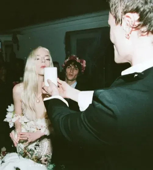 Аня Тейлор-Джой показала, как отметила 30-летие рождения, ТейлорДжойДень, ТейлорДжой, актриса, Малкольма, королевы, Макрея, Венеции, Гарнер, Джулия, Делевинь, числе, гостей, около, собралось, Актриса, свадьбу, Теллер, роскошную, группы