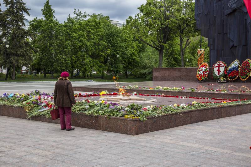 Кто кому будет признателен за такую «Победу»? Кто кому будет признателен за такую «Победу»? просто, потому, меньше, этого, както, сказать, конечно, можно, никто, памяти, именно, бюджет, действительно, каждым, победобесие, Победы, ленточки, годом, очень, только