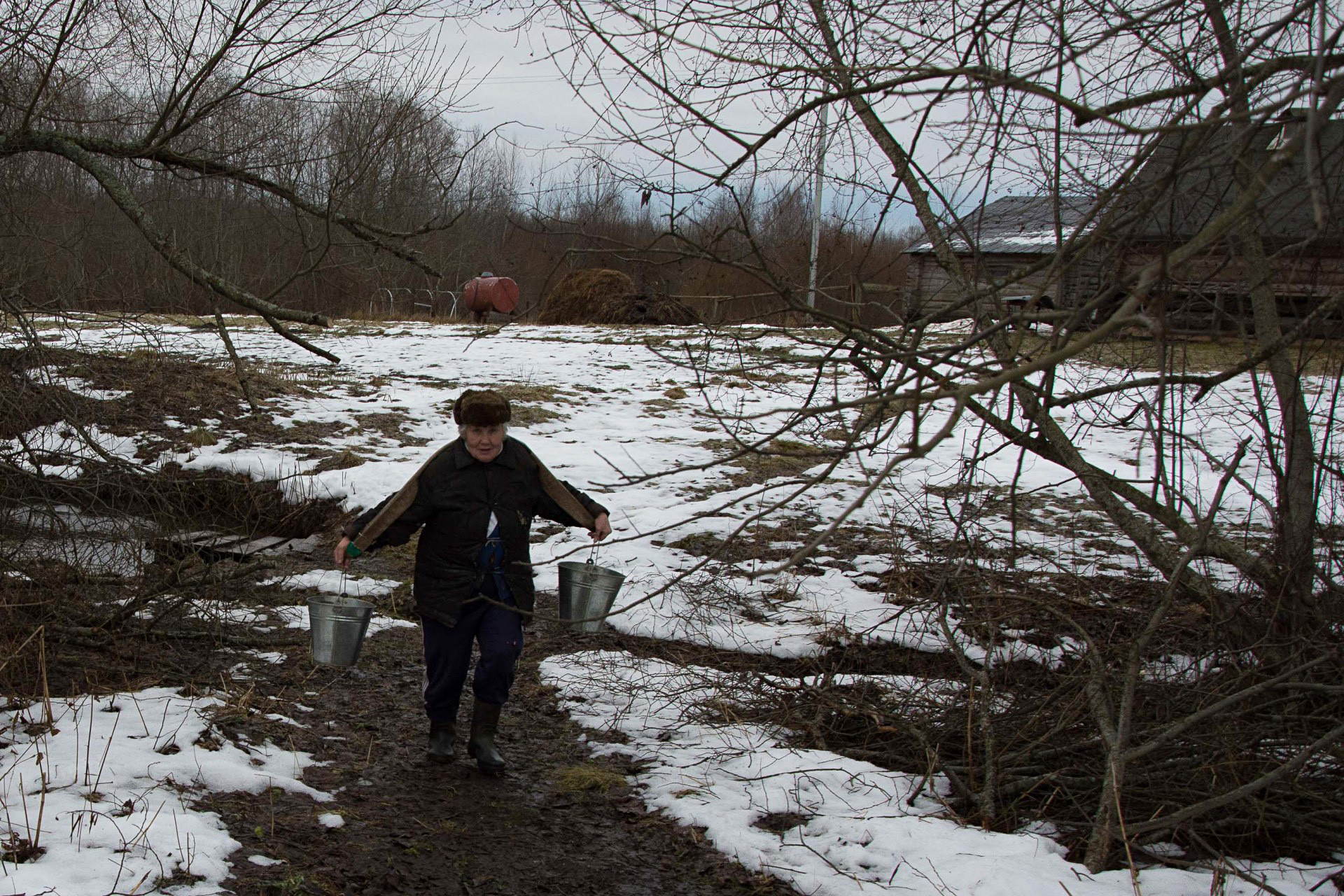 Как пенсионерка Люська живет совсем одна в псковской деревне глубинка,деревня,Живое
