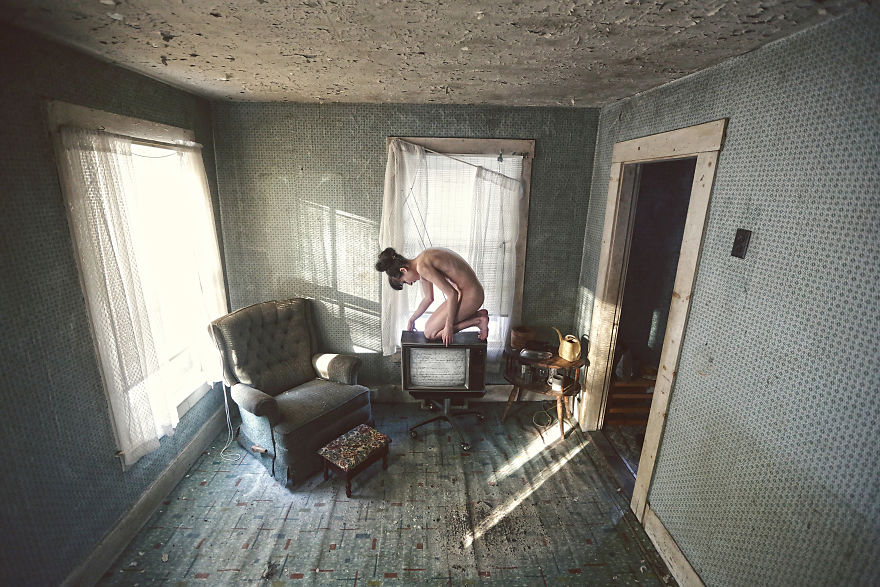 Фотограф превращает заброшенные места в страшные фантазии