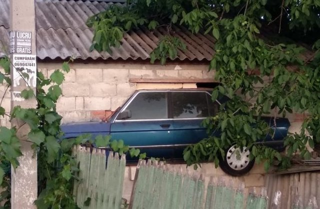 Где-то в Молдове гараж, гаражи, за гаражами, забавно, прикол, юмор