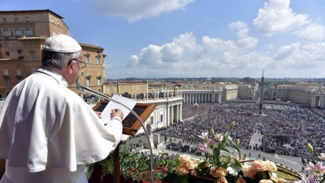 Папа римский Франциск выступил с ежегодным пасхальным обращением «Граду и миру» (Urbi et Orbi). Ватикан. 16 апреля 2017 г.