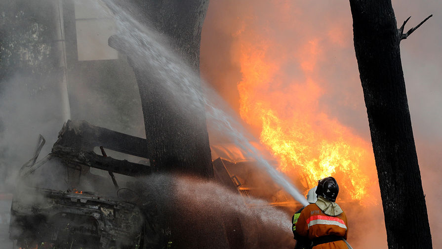 Спасатели эвакуируют жильцов горящей девятиэтажки в Екатеринбурге