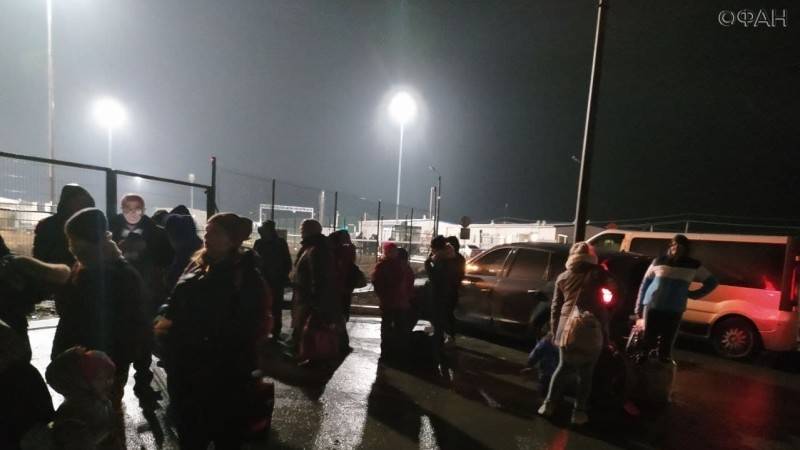 Беженцы из ЛНР прибывают на КПП «Изварино-Донецк» в Ростовской области