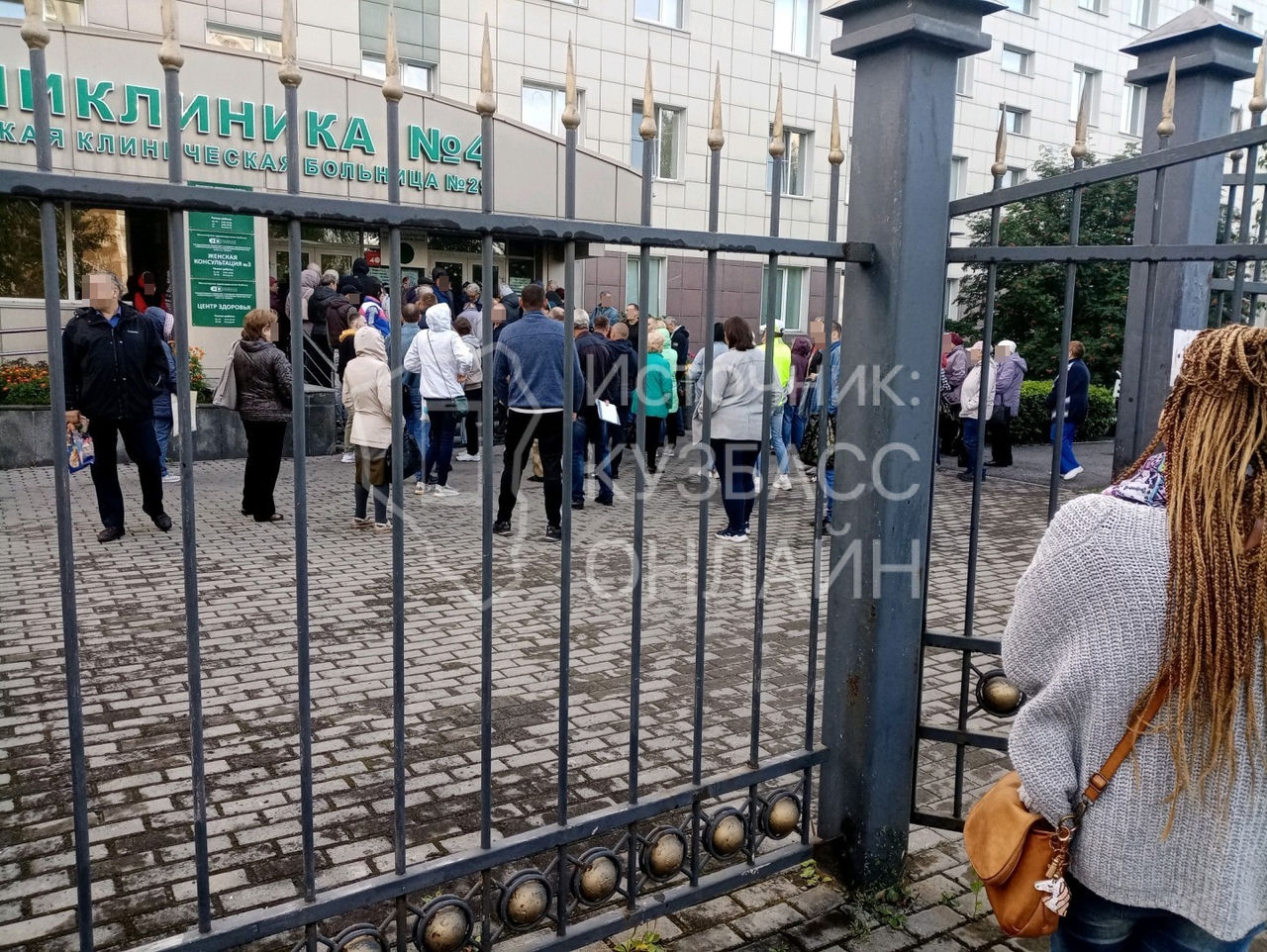 Жители Кузбасса вынуждены занимать очередь в поликлинику прямо на улице
