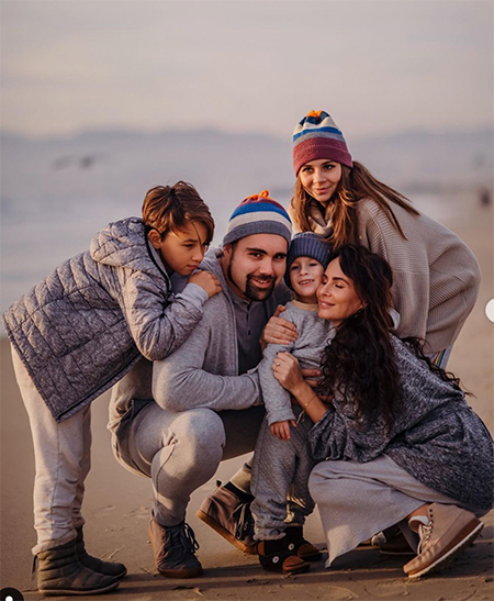 Домашние роды с отчетом в Instagram: Саша Зверева стала мамой в четвертый раз Дети,Беременные звезды