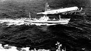 Самолет ВМС США Lockheed P-3A-20-LO Orion пролетает над советским судном Металлург Аносов в период Карибского кризис. 9 ноября 1962 года