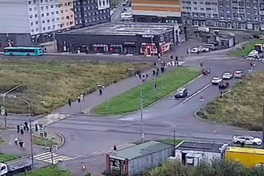 В Петербурге иномарка сбила трех человек на тротуаре