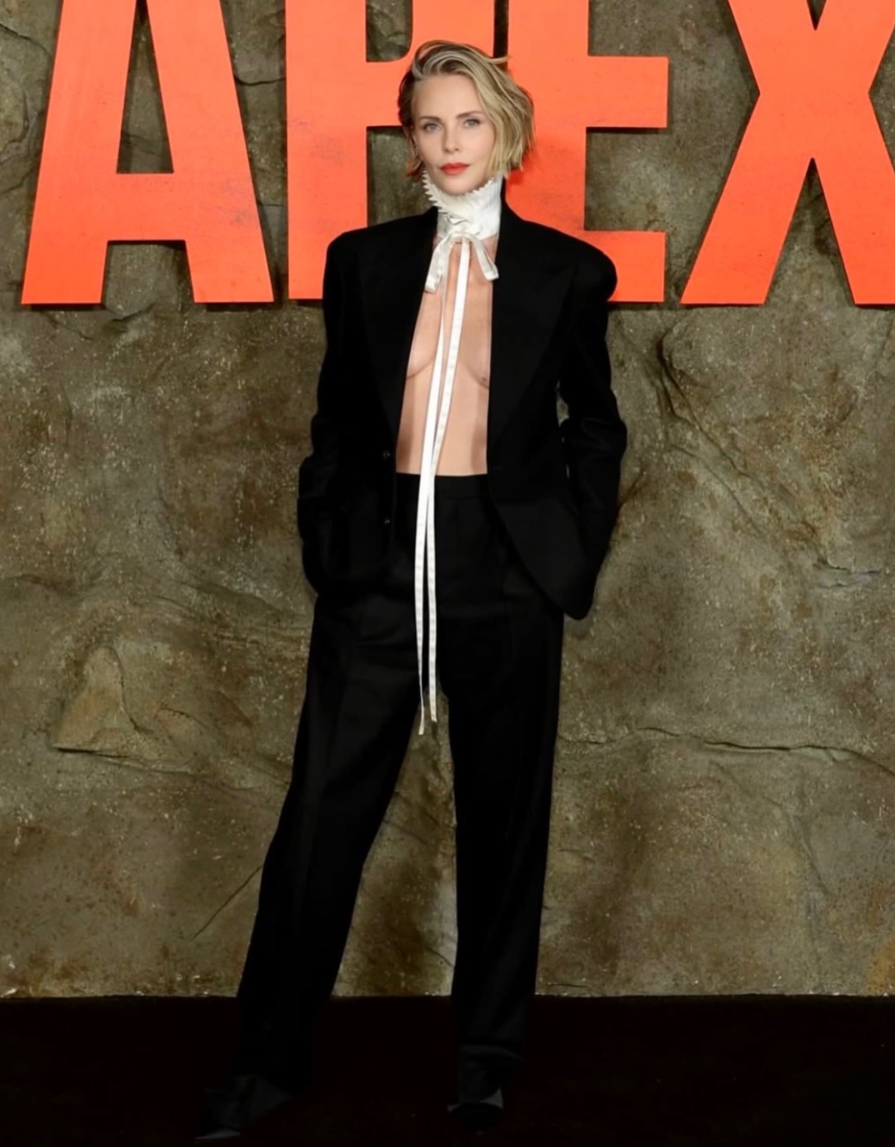 Голая грудь и красная помада: Шарлиз Терон затмила всех на премьере фильма «Вершина» в Нью-Йорке Терон, Шарлиз, покоряю, детей, фотосоцсетиВ, «Вершина», своими, могут, чтобы, Балтазара, прийти, фильме, звезда, котором, Картина, много, актриса, детьми, голливудская, прокат