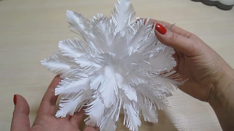 Пушистая снежинка: создаем красоту из обычной бумаги
